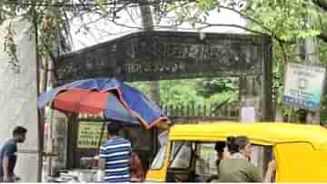 Bidhannagar: স্কুলের জমি দখল করে নির্মাণকাজ, প্রতিবাদে পথে প্রাক্তনীরা