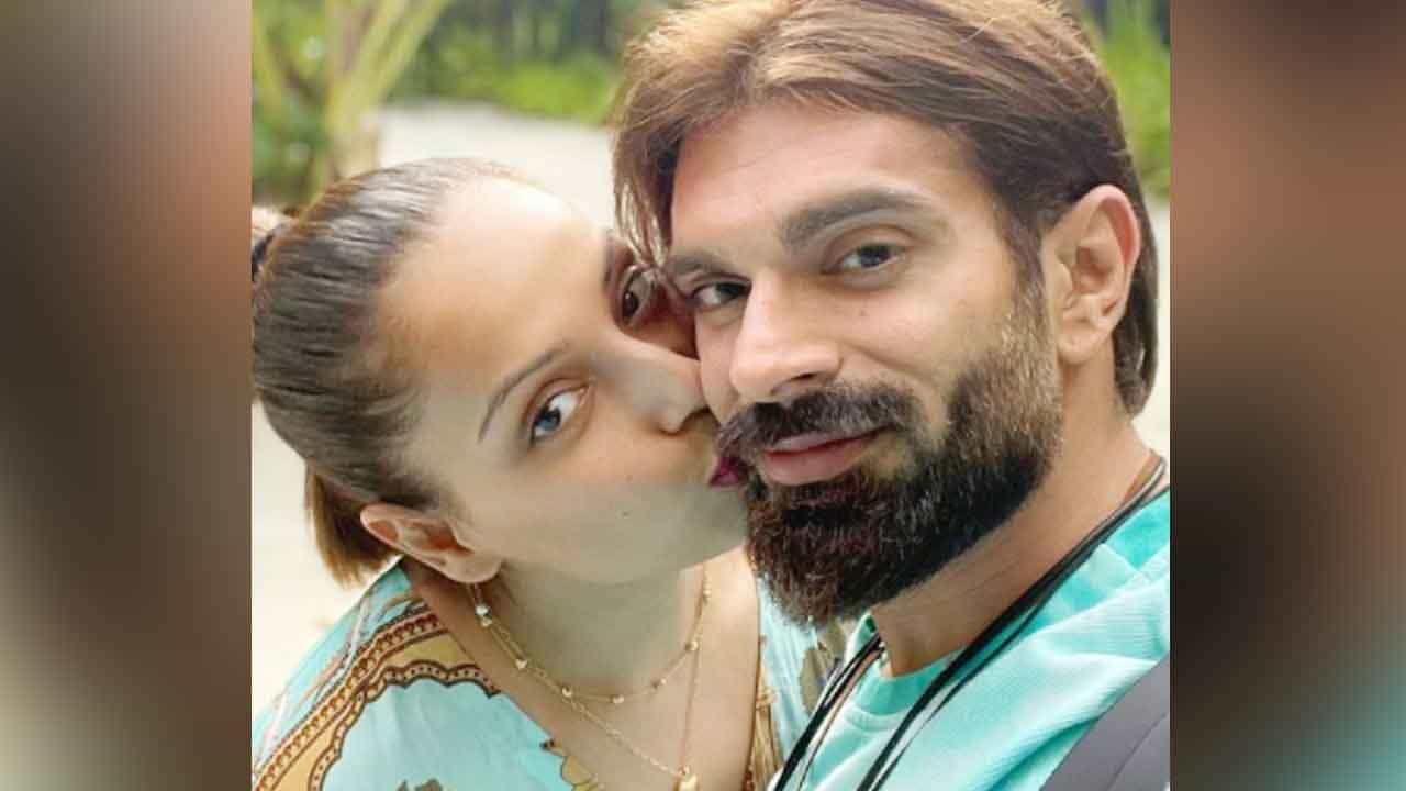 মালদ্বীপ ইদানিং বহু বলিউড তারকার পছন্দের হলিডে ডেস্টিনেশন। টলিউডের শিল্পীরাও মালদ্বীপ ভ্রমণে যাচ্ছেন। তবে সদ্য মালদ্বীপে ছুটি কাটাচ্ছেন বিপাশা বসু এবং করণ গ্রোভার।