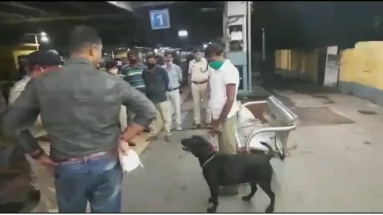 Burdwan: নবমীর সন্ধ্যায় বোমাতঙ্ক বর্ধমান স্টেশনে! বন্ধ হল ট্রেন চলাচল