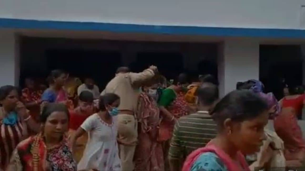 COVID Vaccination: টিকা আসবে বলে রাতভর লাইনেই, শেষে কেন্দ্রের মধ্যেই দৌড়াদৌড়ি প্রাপকদের!