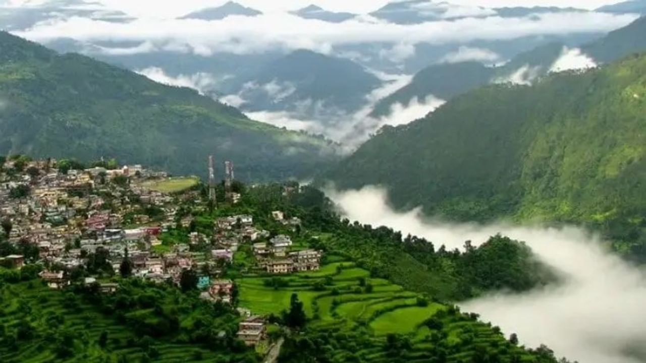 চোপতা: হিমালয়ের কোলে ছুটি কাটাতে চাইলে বেছে নিন উত্তরাখণ্ডের এই অফবিট চোপতাকে। নিরিবিল সবুজ পাহাড়ের কোলে বহু নাম না জানা পাখির ডাক শুনতে পাবেন আপনি।