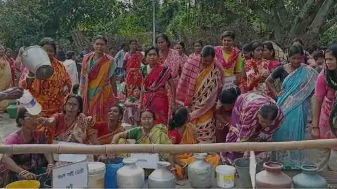 Raniganj: ২০ দিন ধরে পেটে যাচ্ছে পুকুরের জল, উপপ্রধানকে কাছে পেয়ে বিক্ষোভ গ্রামবাসীদের!