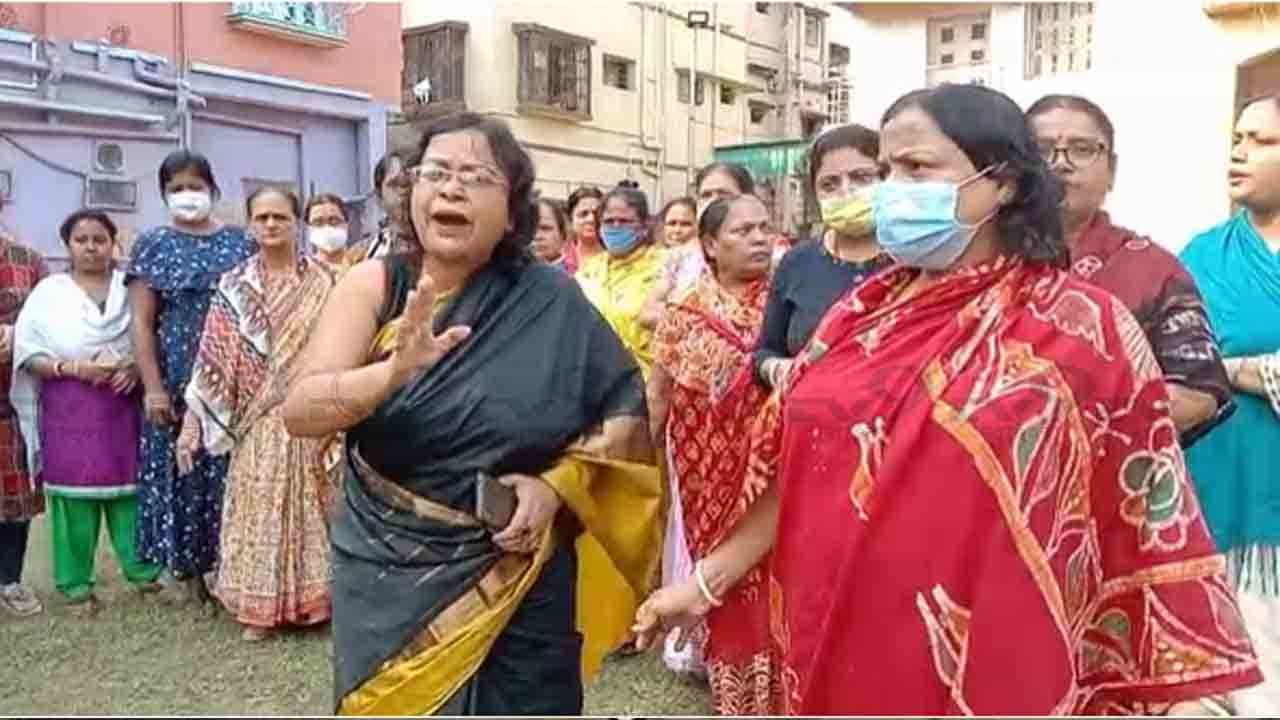 Chaos in Dumdum: দমদমে কালীপুজোয় বাধা, অভিযোগের আঙুল স্থানীয় তৃণমূল নেতার দিকে Chaos in Dumdum: দমদমে কালীপুজোয় বাধা, অভিযোগের আঙুল স্থানীয় তৃণমূল নেতার দিকে