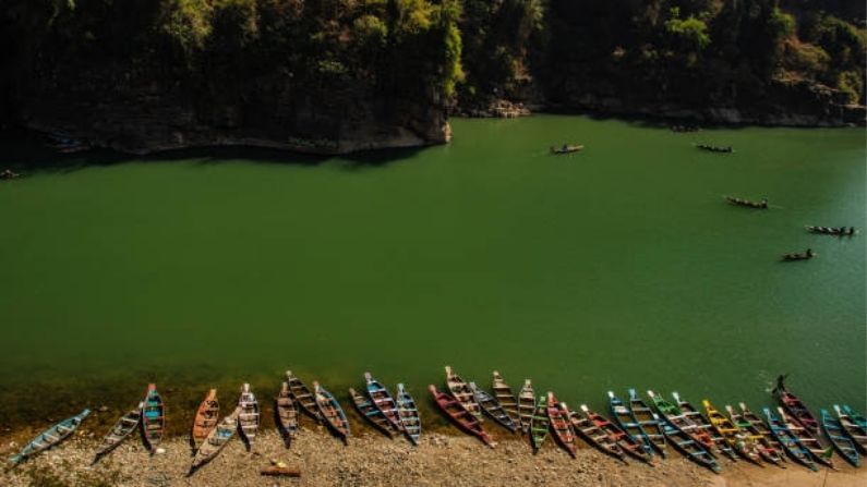 দাওকি, মেঘালয়: মেঘালয়ের দাওকি একটি অনন্য অভিজ্ঞতা হতে পারে। যেমন নীলচে সবুজ স্বচ্ছ জল, তেমনই সুন্দর পরিবেশ, যা ক্যামেরা বন্দী না করলেই আপনার লস।