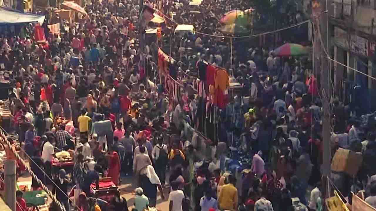 Delhi: দীপাবলীর আগে রবিবাসরীয় বিকেলে রাজধানীতে থিকথিক করছে ভিড়