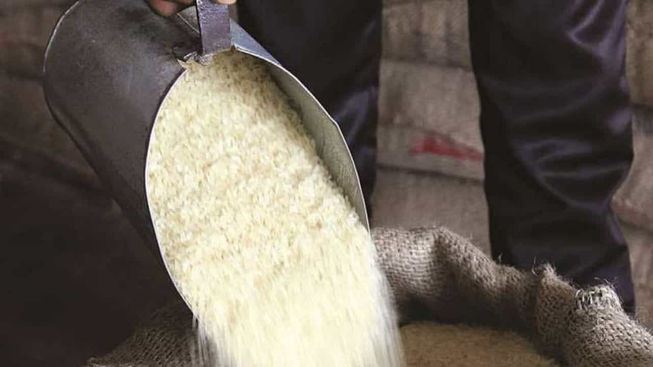 Duare Ration : 'দুয়ারে নয়, দোকানে রেশন', অসন্তোষ আরও বাড়ছে ডিলারদের মধ্যে Duare Ration : 'দুয়ারে নয়, দোকানে রেশন', অসন্তোষ আরও বাড়ছে ডিলারদের মধ্যে