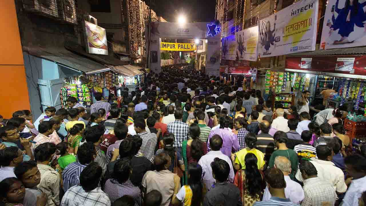 Durga Puja 2021: মরিবার তরে কি পাখা গজিয়েছে? পুজোর ভিড় দেখে চিকিৎসকেরা বলছেন আত্মঘাতী বাঙালি