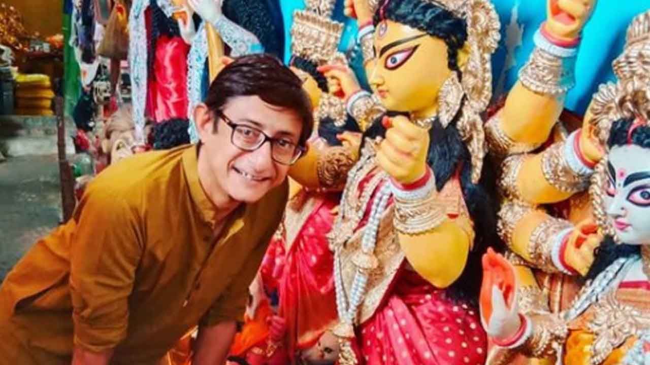 “আপনাদের সবাইকে জানাই মহালয়া আর শারদীয়ার শুভেচ্ছা।” 