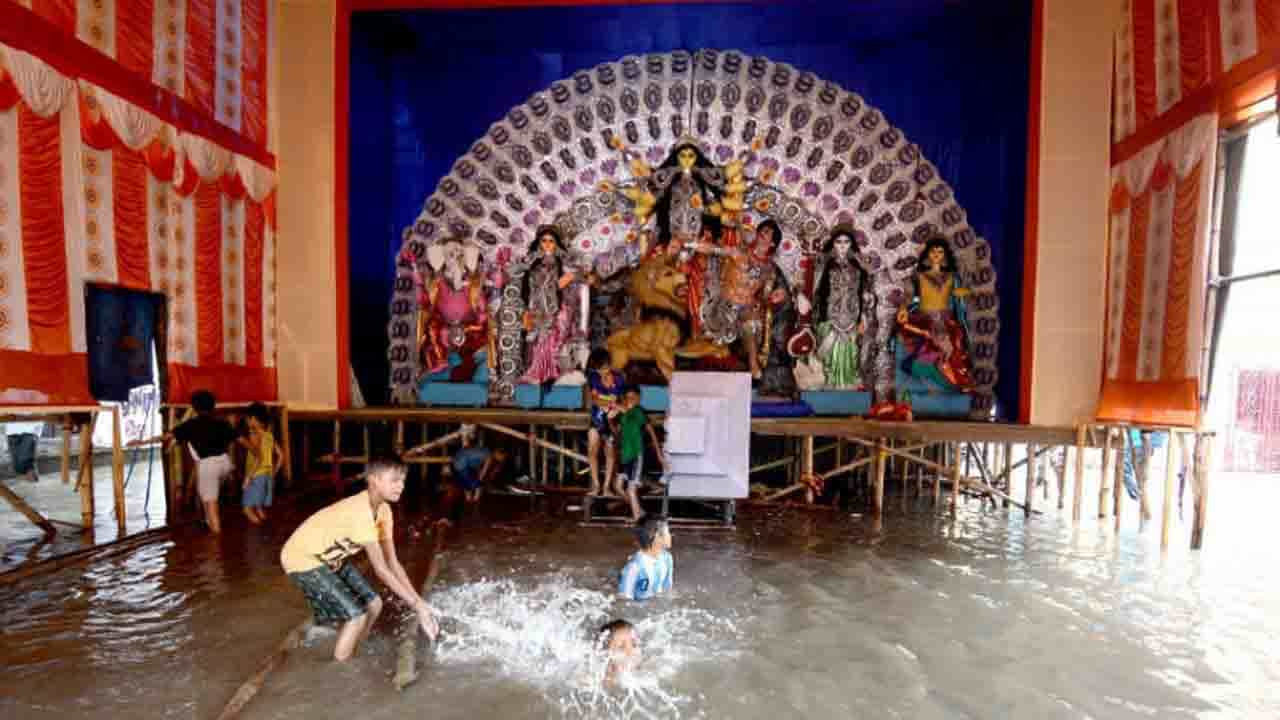 Weather Update: চার জেলায় ঘনিয়ে আসছে দুর্যোগ, পুজোর মধ্যেই সতর্কবার্তা আবহাওবিদদের Weather Update: চার জেলায় ঘনিয়ে আসছে দুর্যোগ, পুজোর মধ্যেই সতর্কবার্তা আবহাওবিদদের