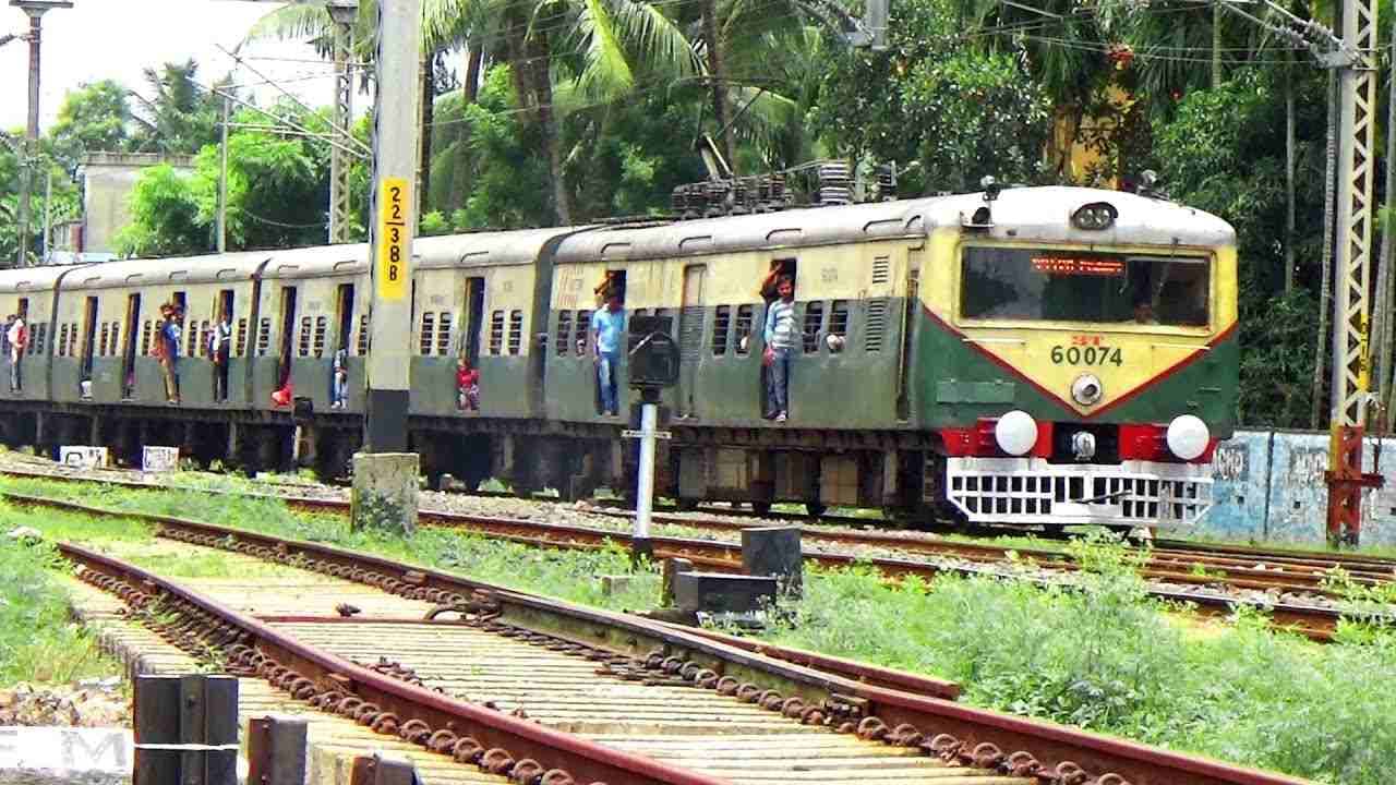 Durga Puja 2021: বাড়ছে সংক্রমণ! ভিড় এড়াতে নবমীতেই শিয়ালদহ শাখায় বাতিল হল ৭ জোড়া স্পেশাল ট্রেন