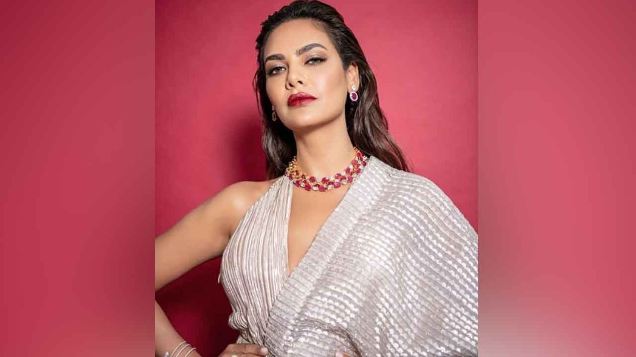 Esha Gupta: পরিচালকের হেনস্থা, শুটিং ছেড়ে বেরিয়ে গিয়েছিলেন এষা