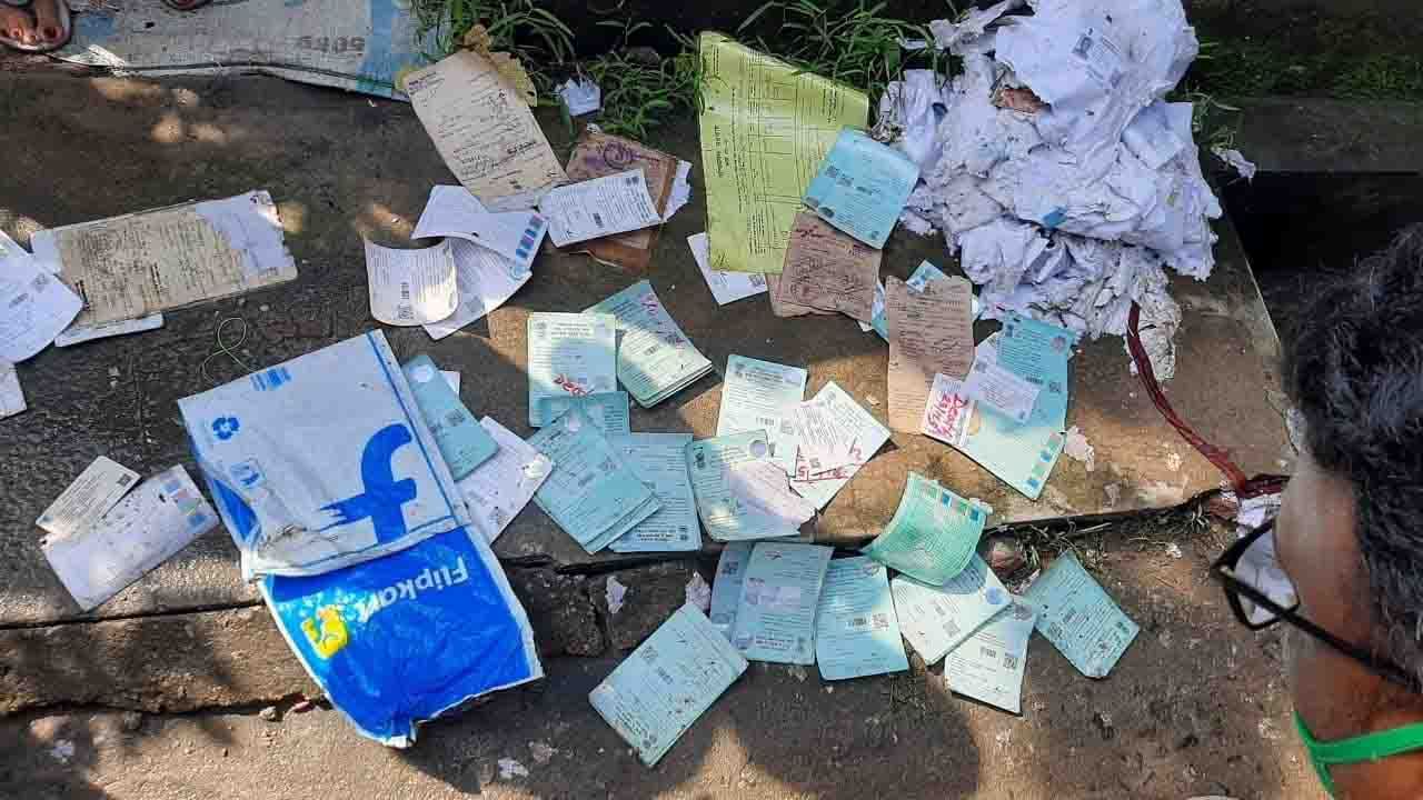 Fake Voter Card: জলে ভেসেছে এলাকা, ড্রেন খুঁড়তে বেরিয়ে এল বস্তা বস্তা ভোটার কার্ড!