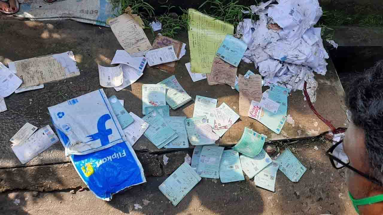 Fake Voter Card: জলে ভেসেছে এলাকা, ড্রেন খুঁড়তে বেরিয়ে এল বস্তা বস্তা ভোটার কার্ড! Fake Voter Card: জলে ভেসেছে এলাকা, ড্রেন খুঁড়তে বেরিয়ে এল বস্তা বস্তা ভোটার কার্ড!