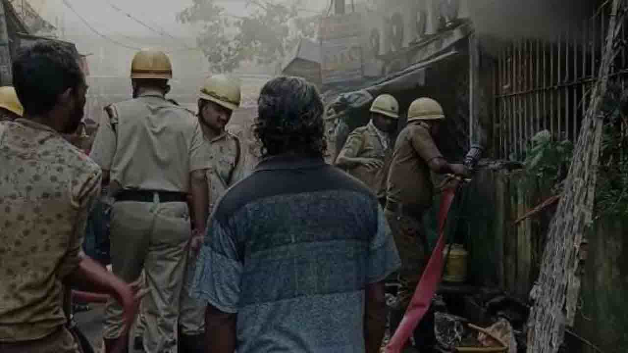 Fire Accident: বন্ধ জানলা থেকে বেরচ্ছিল কালো ধোঁয়া, সপ্তমীর সকালে অগ্নিকাণ্ডে ছারখার রাষ্ট্রায়ত্ত ব্যাঙ্ক! Fire Accident: বন্ধ জানলা থেকে বেরচ্ছিল কালো ধোঁয়া, সপ্তমীর সকালে অগ্নিকাণ্ডে ছারখার রাষ্ট্রায়ত্ত ব্যাঙ্ক!