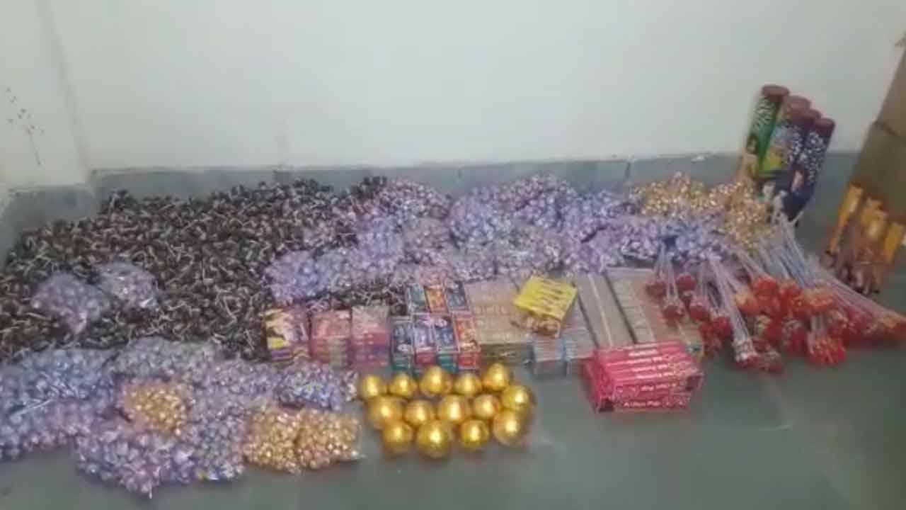 Fire Crackers: কালীপুজোর আগে প্রচুর পরিমাণ শব্দবাজি বাজেয়াপ্ত, পুলিশের জালে ১