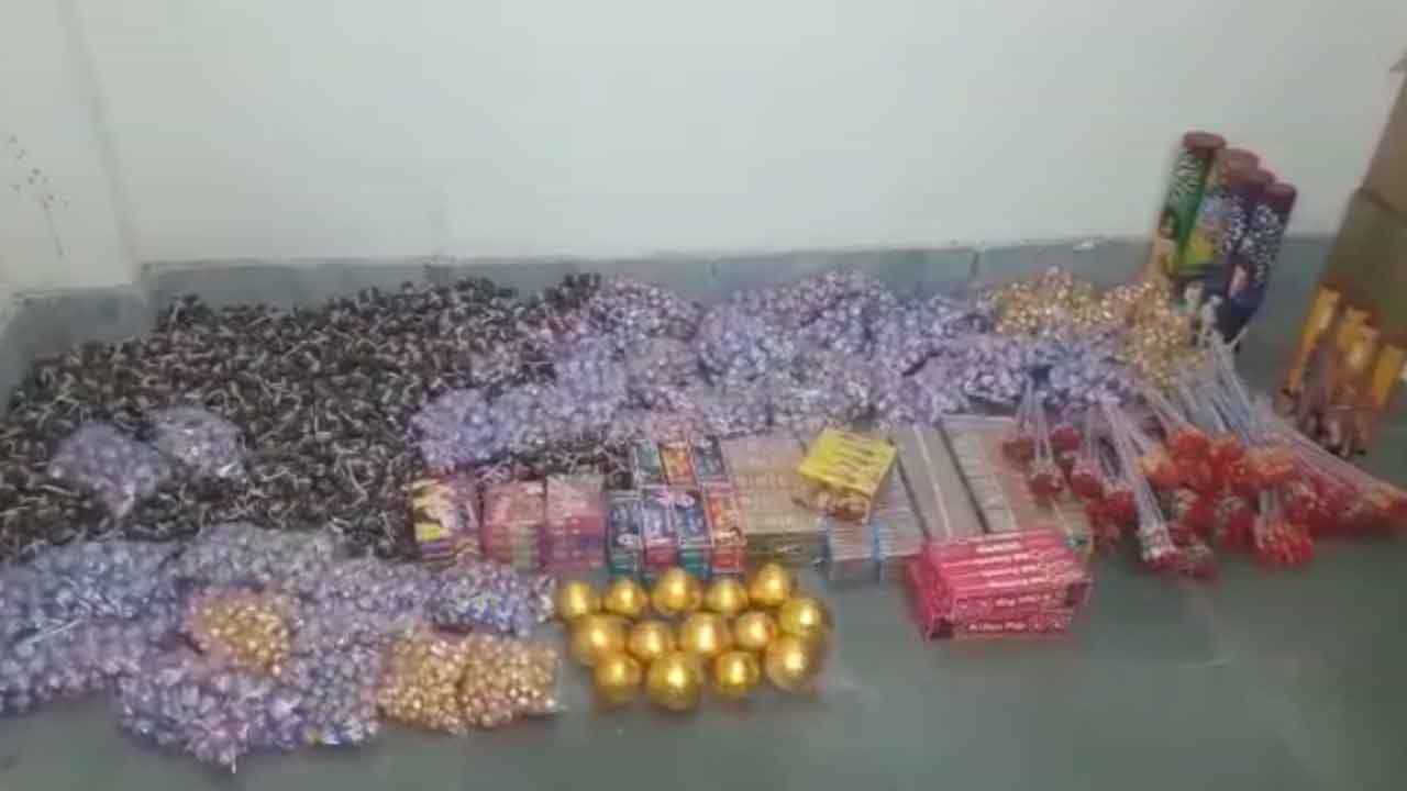 Fire Crackers: কালীপুজোর আগে প্রচুর পরিমাণ শব্দবাজি বাজেয়াপ্ত, পুলিশের জালে ১ Fire Crackers: কালীপুজোর আগে প্রচুর পরিমাণ শব্দবাজি বাজেয়াপ্ত, পুলিশের জালে ১
