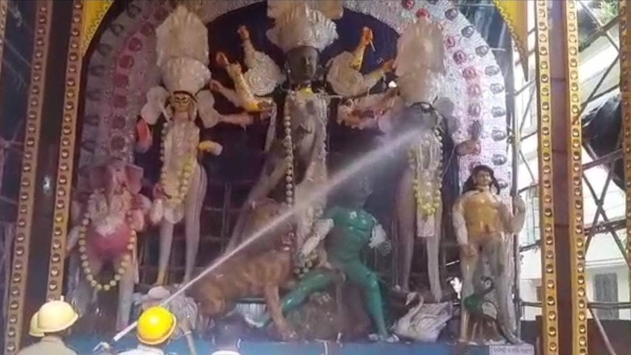 Jalpaiguri: মন্ত্রীর হস্তক্ষেপে দুর্গা প্রতিমাকে হোসপাইপ দিয়ে বিসর্জন দিল দমকল!