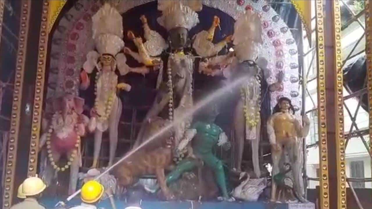 Jalpaiguri: মন্ত্রীর হস্তক্ষেপে দুর্গা প্রতিমাকে হোসপাইপ দিয়ে বিসর্জন দিল দমকল! Jalpaiguri: মন্ত্রীর হস্তক্ষেপে দুর্গা প্রতিমাকে হোসপাইপ দিয়ে বিসর্জন দিল দমকল!