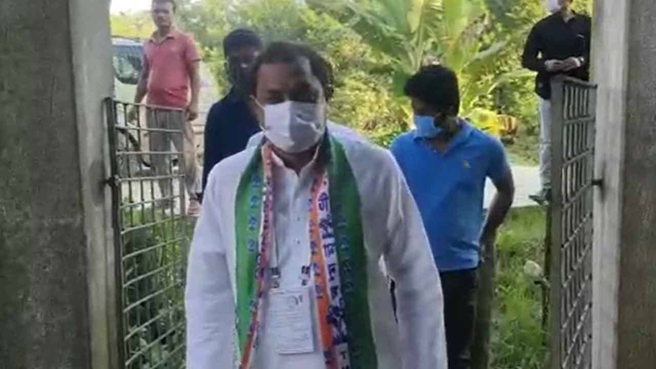 Gosaba By Election 2021: উত্তরীয় পরে বুথে তৃণমূল প্রার্থী ঘোরাফেরা! রিপোর্ট তলব কমিশনের