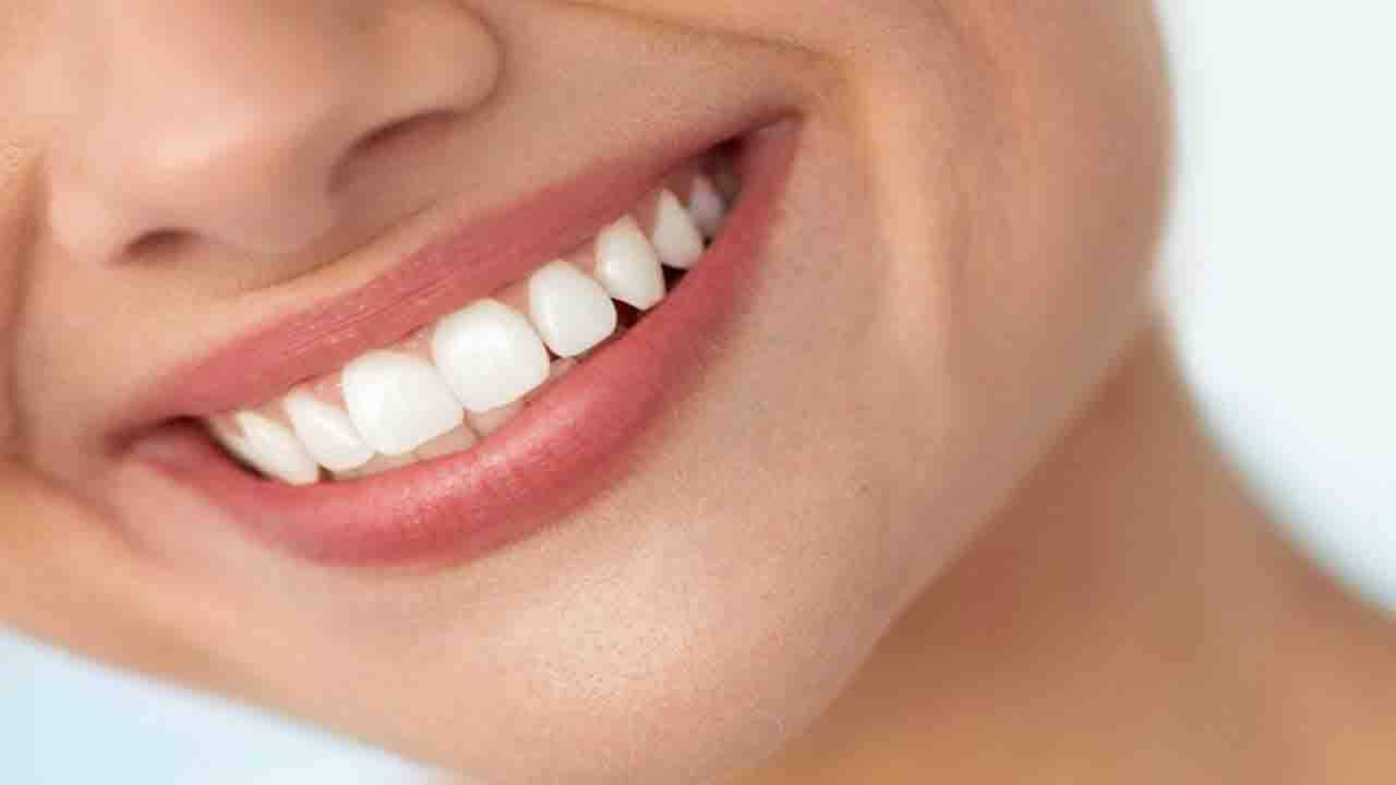 Teeth Whitening: হলুদ দাঁতের কারণে সবার সামনে মন খুলে হাসতে পারেন না? চিন্তা নেই, এই উপায়গুলো মেনে চললেই উজ্জ্বল সাদা দাঁত পাবেন...