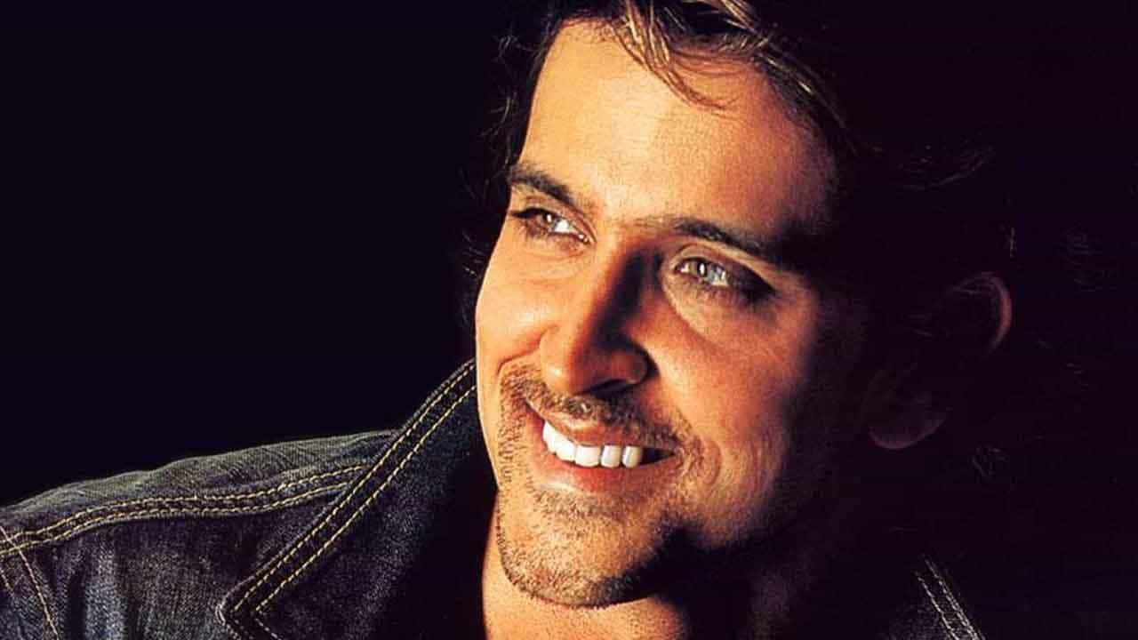Hrithik Roshan: সোশ্যাল মিডিয়ায় গান শুনে প্রশংসা করলেন হৃতিক, ভাইরাল অনামী গায়কের ভিডিয়ো Hrithik Roshan: সোশ্যাল মিডিয়ায় গান শুনে প্রশংসা করলেন হৃতিক, ভাইরাল অনামী গায়কের ভিডিয়ো