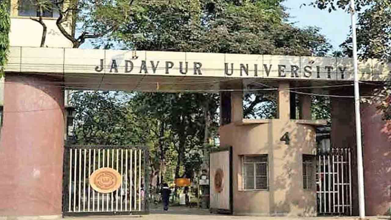 Jadavpur University: যাদবপুরের মর্যাদা প্রত্যাহার ইউজিসির, রাজনীতিই কারণ, দাবি জুটার