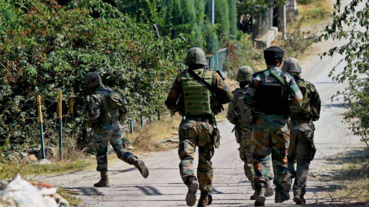 J&K Gunfight: শাহের উপস্থিতিতেই উত্তপ্ত উপত্যকা, জঙ্গিঘাঁটি খুঁজতে গিয়ে গুলির লড়াইয়ে আহত ২ পুলিশকর্মী ও ১ জওয়ান