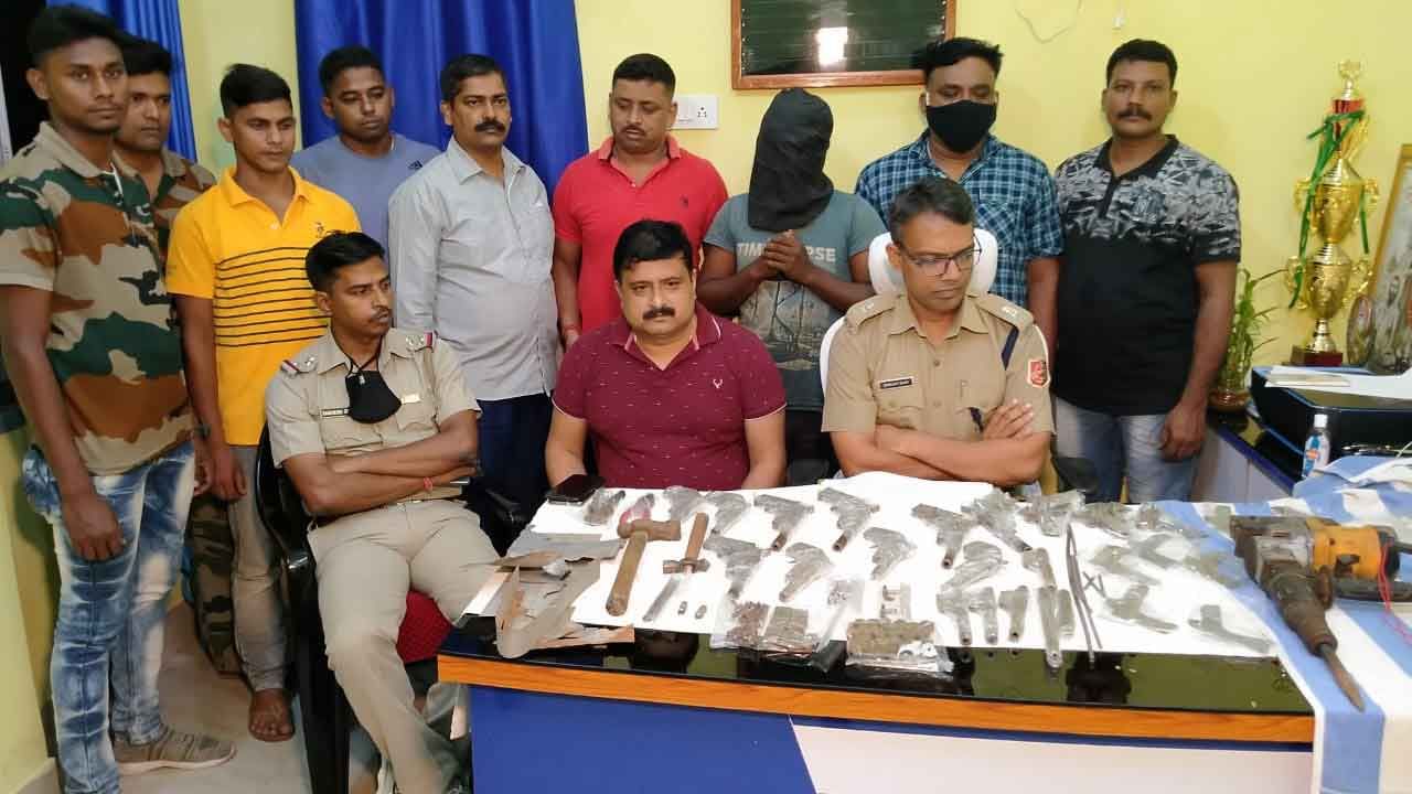 Arms Factory: গ্রিল কারখানার ভিতরে একটা অন্ধকার ঘুপচি ঘর, সেখানেই চলত 'অপারেশন'! সবটা জেনে শিউরে উঠছেন প্রতিবেশীরা