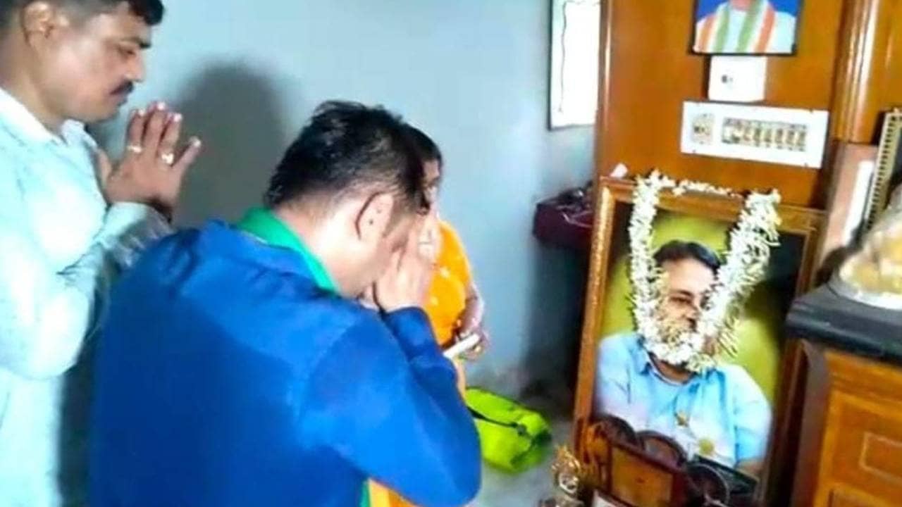 Khardah: আশীর্বাদ চেয়ে অপরাধ! জয় সাহার বিরুদ্ধে এফআইআর কাজল সিনহার স্ত্রীয়ের