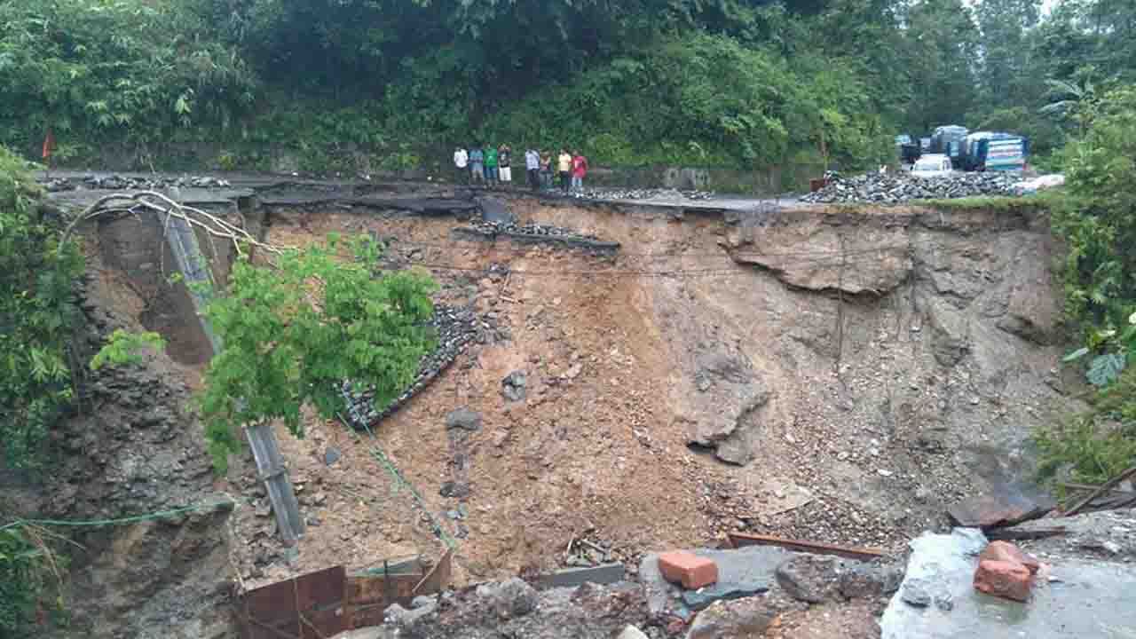 Landslide at Kalimpong: উত্তরবঙ্গেও বিপদ, ধস নেমে ক্ষতিগ্রস্ত শতাধিক, আসছে মৃত্যুর খবর
