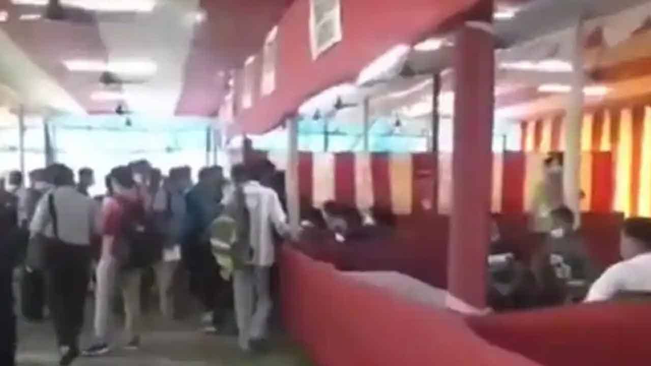 Khardaha By Election 2021: ডবল ডোজ় না থাকলে ভোটারদের ঢুকতে দেওয়া হচ্ছে না! কেন্দ্রীয় বাহিনীর সঙ্গে বচসা শোভনদেবের