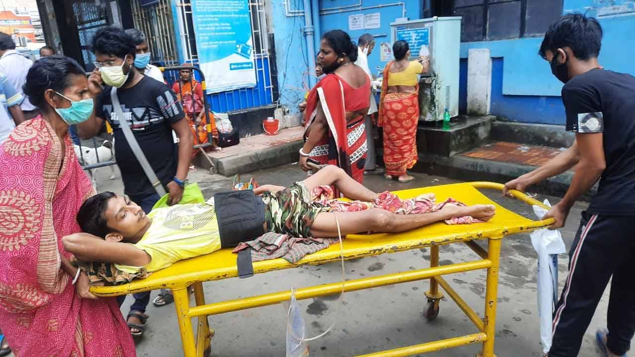 Government Hospital: সরকারি হাসপাতালের সেই একই রোগ! পঙ্গু হতে বসেছেন বছর তেইশের মহাদেব