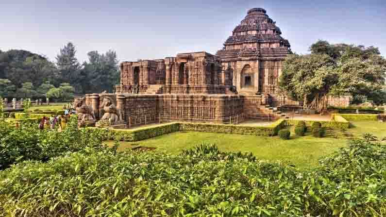 কোনারকের সূর্য মন্দির: ত্রয়োদশ শতাব্দীর এই কোনারক সূর্য মন্দিরটি সূর্য দেবতার প্রতি উৎসর্গীকৃত। কলিঙ্গ স্থাপত্য শৈলীতে নির্মিত এই মন্দিরটি ইউনেস্কোর ওয়ার্ল্ড হেরিটেজ সাইট, যেখানে সূর্যদেবতা ২৪টি চাকার রথের উপর বসে আছেন। এটি ওড়িশার সবচেয়ে গুরুত্বপূর্ণ প্রাচীন স্থানগুলির মধ্যে একটি।