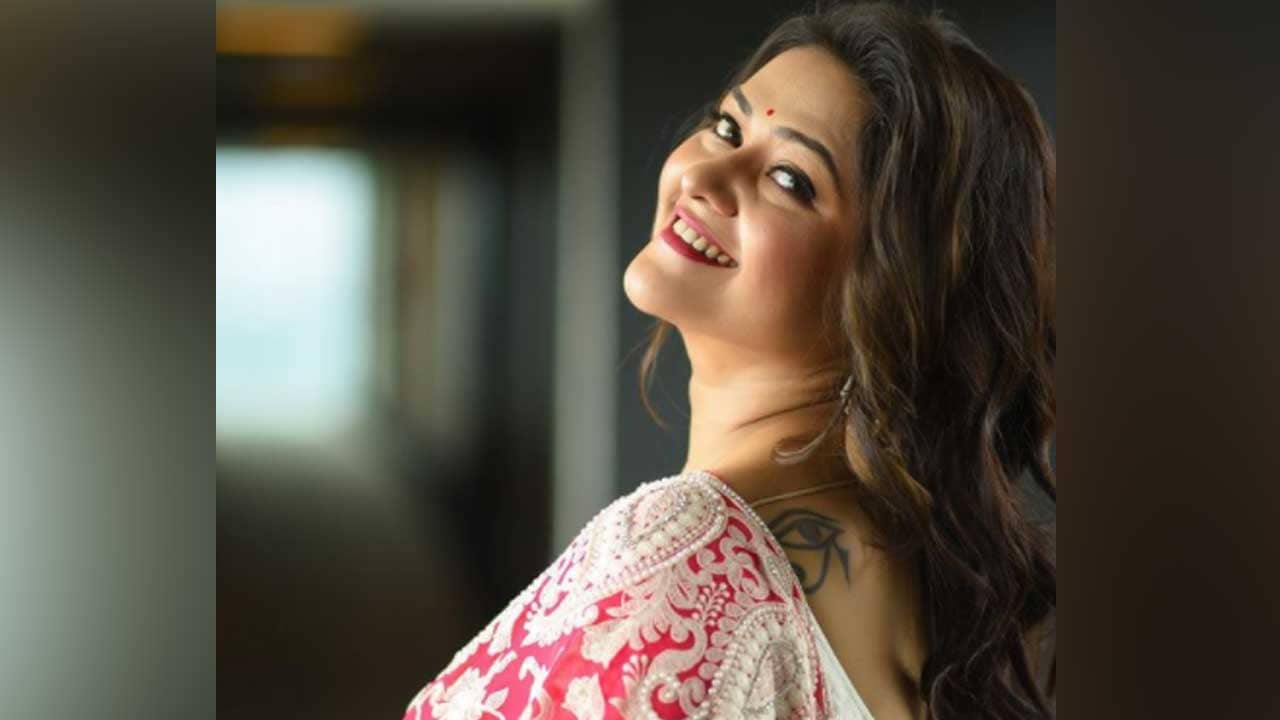 Koneenica Banerjee: টিভিতে চলছে ভারত-পাক ক্রিকেট ম্যাচ, বহুদিন পরে পুরনো অভ্যেসে ফিরলেন কনীনিকা