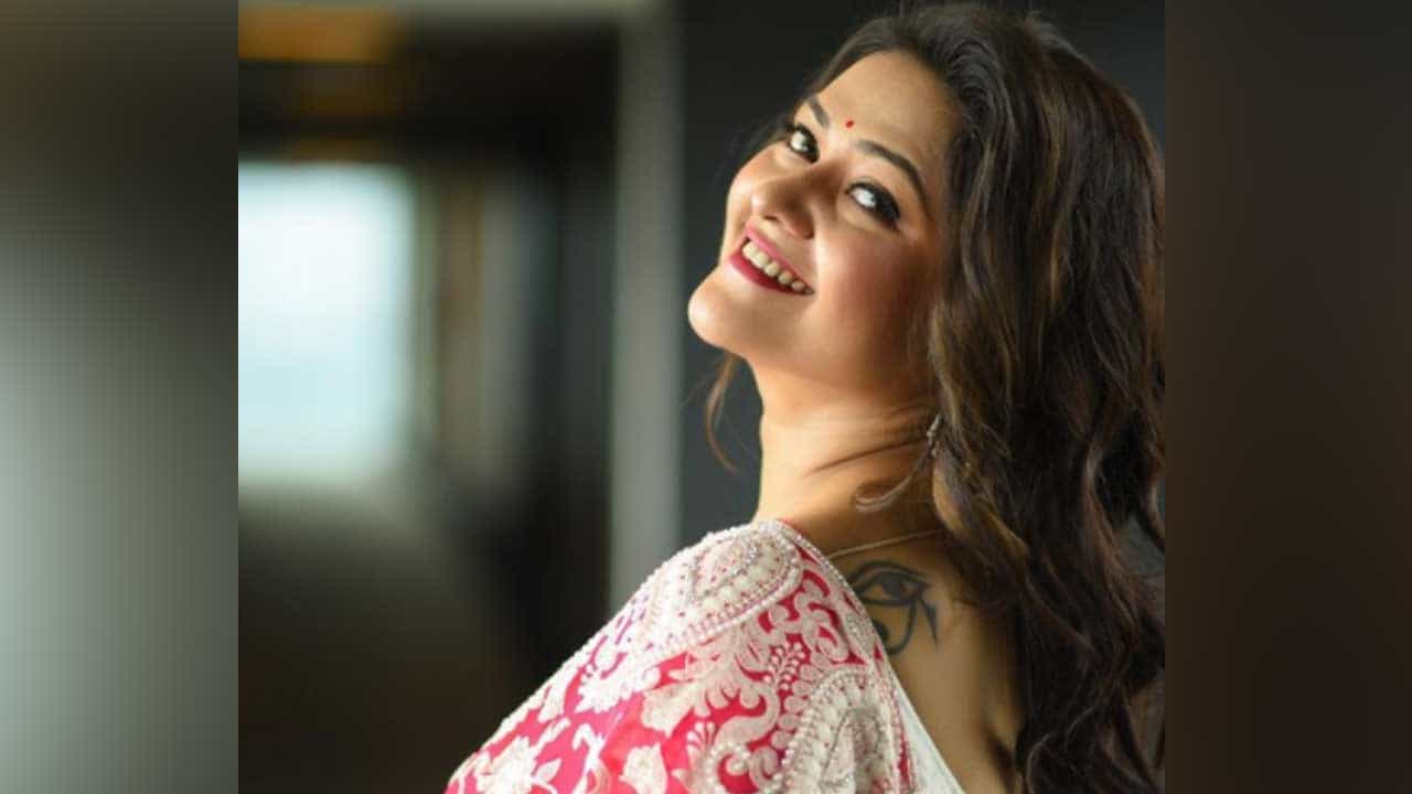Koneenica Banerjee: টিভিতে চলছে ভারত-পাক ক্রিকেট ম্যাচ, বহুদিন পরে পুরনো অভ্যেসে ফিরলেন কনীনিকা Koneenica Banerjee: টিভিতে চলছে ভারত-পাক ক্রিকেট ম্যাচ, বহুদিন পরে পুরনো অভ্যেসে ফিরলেন কনীনিকা