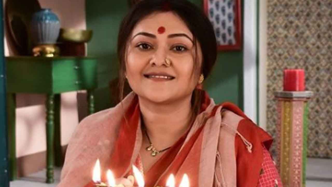 Koneenica Banerjee: পঞ্চমীতেই বাড়িতে পুজো শুরু করলেন কনীনিকা, সঙ্গে একরত্তি কিয়া