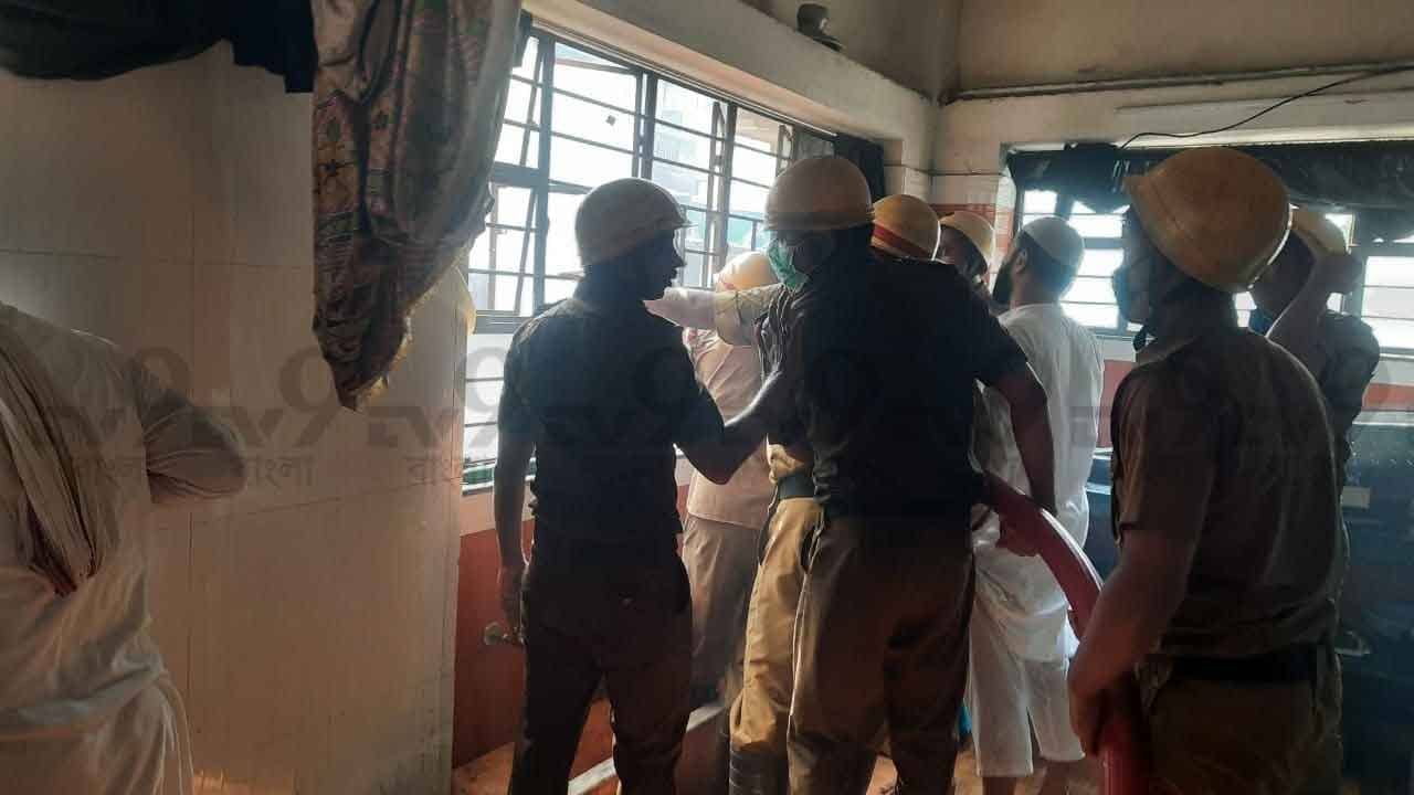 Kulutola Street Fire: বিপদ বুঝে দরজা খুলে দিলেন ইমাম, মসজিদের ভিতর থেকেই চলছে সর্বখেকো আগুনকে বাগে আনার লড়াই