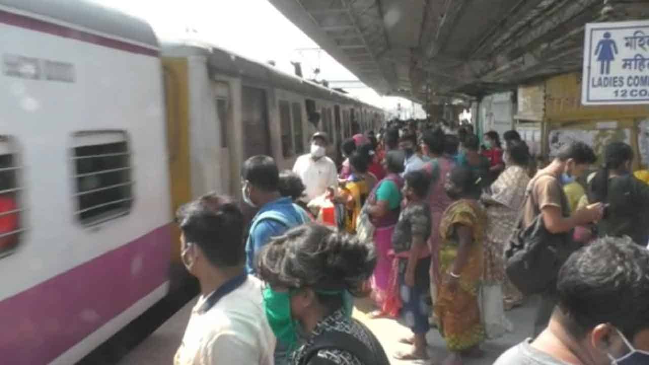 Local Train: প্রথমদিনই বাদুড়ঝোলা ভিড়ে পিষ্ট লোকাল! বিধিনিষেধের বেড়াজালে ফের খাবে না তো সিগন্যাল?