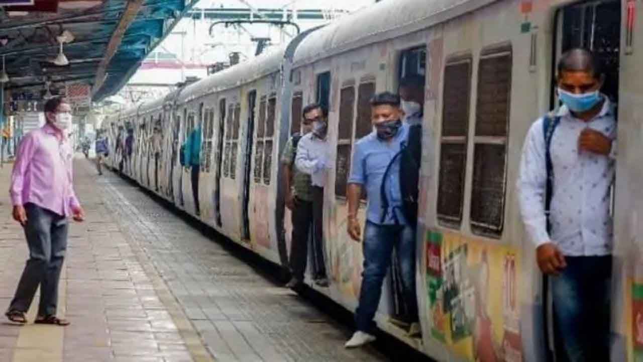 Local Trains partially suspended: সোম থেকে সন্ধে ৭ টার পর বন্ধ লোকাল ট্রেন, রাজ্যে ফিরল করোনার কড়াকড়ি