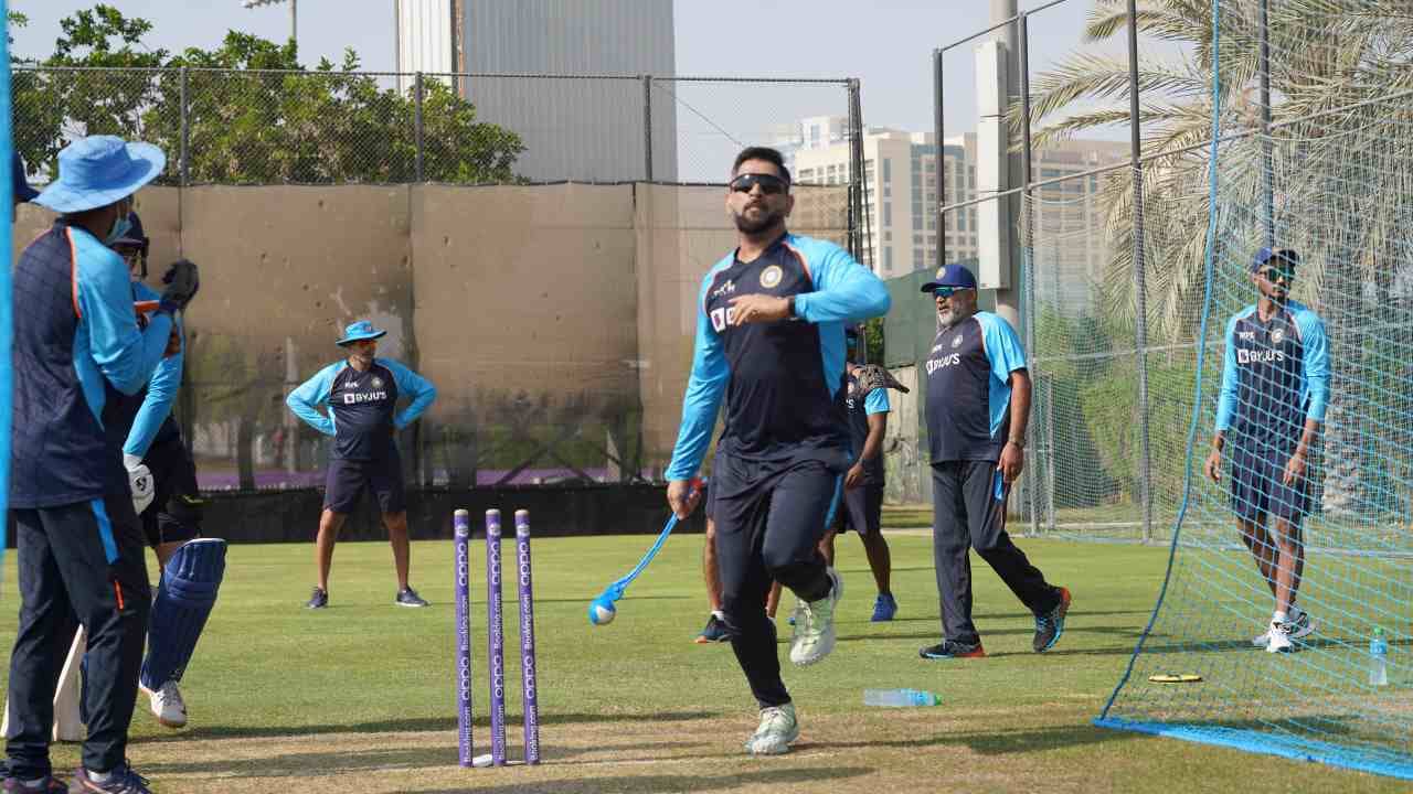 T20 World Cup 2021: মহারণের আগে থ্রো ডাউন স্পেশালিস্টের ভূমিকায় মেন্টর ধোনি