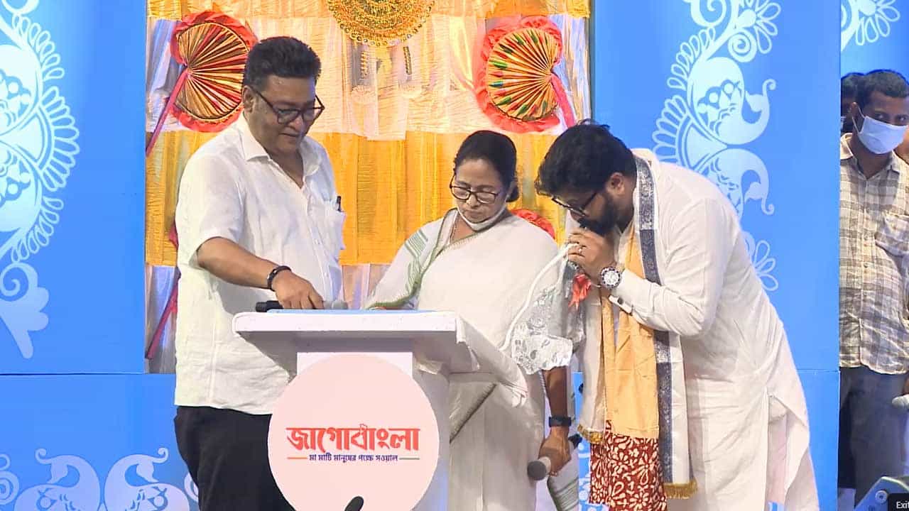 Mamata Banerjee & Babul Supriyo: বাবুলের 'হাওয়ায়' মমতার সুর মূর্ছনা! বিশেষ উপহার পেয়ে আনন্দে আটখানা মুখ্যমন্ত্রী Mamata Banerjee & Babul Supriyo: বাবুলের 'হাওয়ায়' মমতার সুর মূর্ছনা! বিশেষ উপহার পেয়ে আনন্দে আটখানা মুখ্যমন্ত্রী