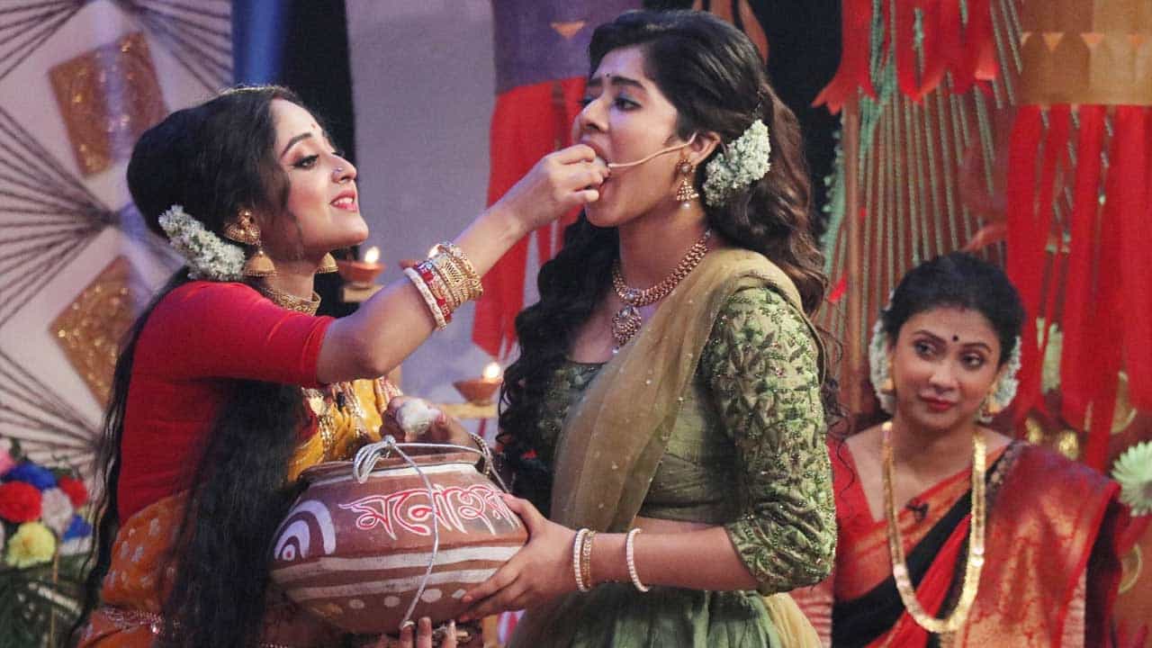 পুজো শেষ। মিষ্টিমুখ, প্রণাম, কোলাকুলিতে চলছে বিজয়া। এখন আবার বিজয়ার শুভেচ্ছা ভার্চুয়ালও বটে। কিন্তু আড্ডা ছাড়া কি বিজয়ার বৈঠক জমে? তাই বিজয়ার আড্ডায় মাতবেন জি বাংলার বিভিন্ন ধারাবাহিকের শিল্পীরা।