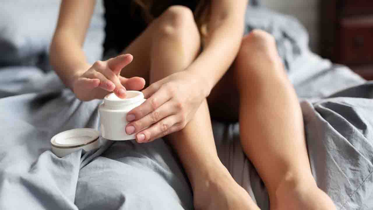 Skin Care: শীতের আগেই ত্বক শুষ্ক হয়ে উঠছে? জেনে নিন কখন কখন ত্বক ময়েশ্চারাইজ করা জরুরি