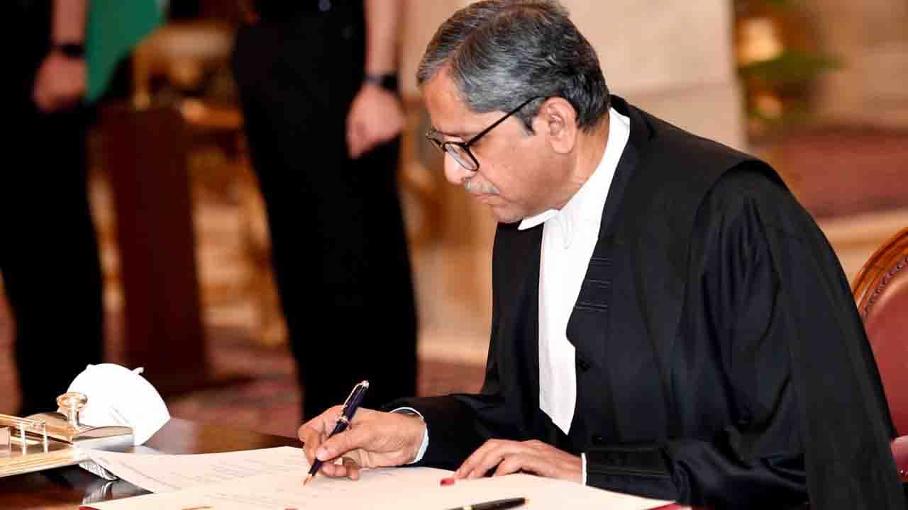 Chief Justice: অনেক আদালতে নেই শৌচাগারও! আইনমন্ত্রীর পাশে বসেই পরিকাঠামোর সমস্যার কথা বললেন প্রধান বিচারপতি Chief Justice: অনেক আদালতে নেই শৌচাগারও! আইনমন্ত্রীর পাশে বসেই পরিকাঠামোর সমস্যার কথা বললেন প্রধান বিচারপতি