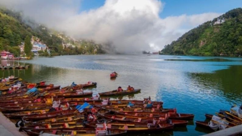 নৈনিতাল: দিল্লি থেকে মাত্র ৭-৮ ঘণ্টার রাস্তা নৈনিতাল। লেকের ধারের গরম কফিতে চুমুক দিয়ে দিব্যি উপভোগ করতে পারেন পাহাড়ি সৌন্দর্য।