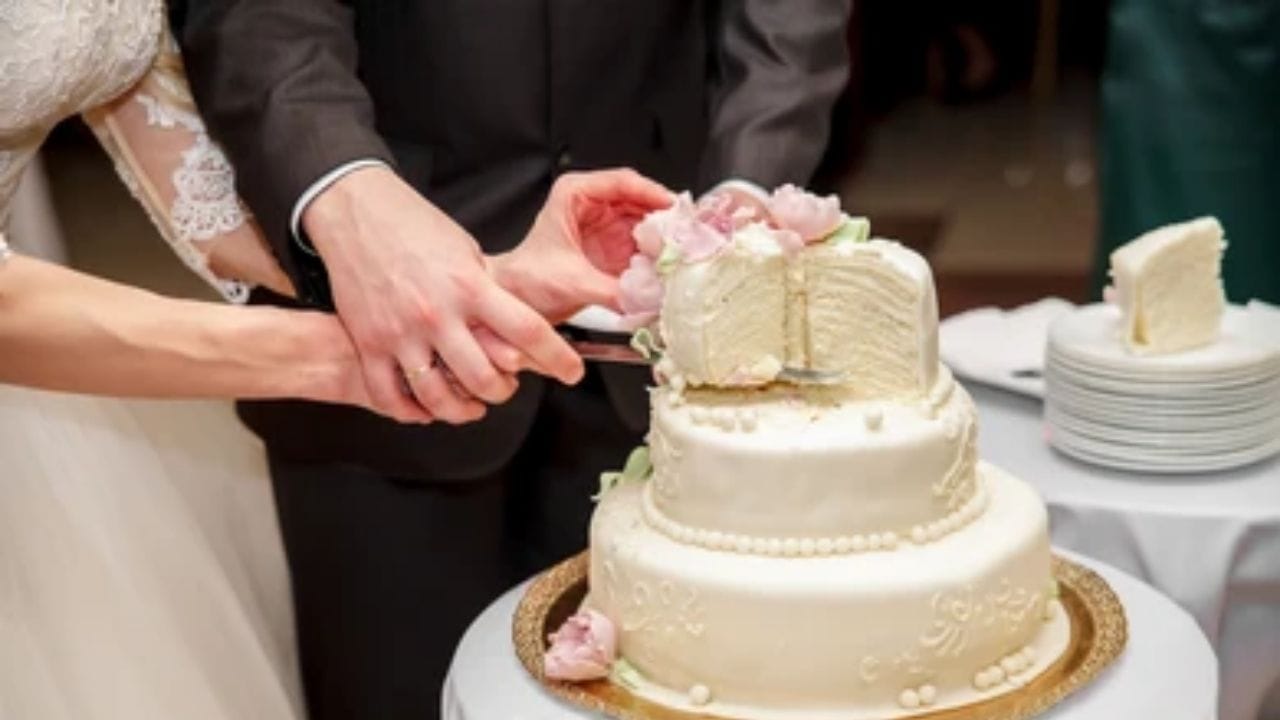 Viral: এক টুকরো বিয়ের কেকের দাম ৩৬৬ টাকা! অতিথিদের কাছ থেকে চাইলেন নববধূ Viral: এক টুকরো বিয়ের কেকের দাম ৩৬৬ টাকা! অতিথিদের কাছ থেকে চাইলেন নববধূ