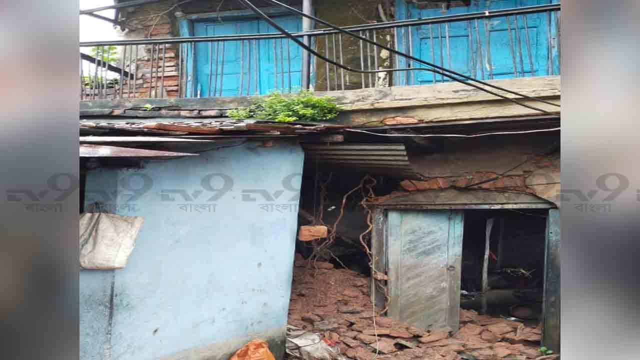 Building Collapse: রাতভর বৃষ্টি হতেই আবারও কলকাতায় হুড়মুড়িয়ে ভেঙে পড়ল পুরনো বাড়ি