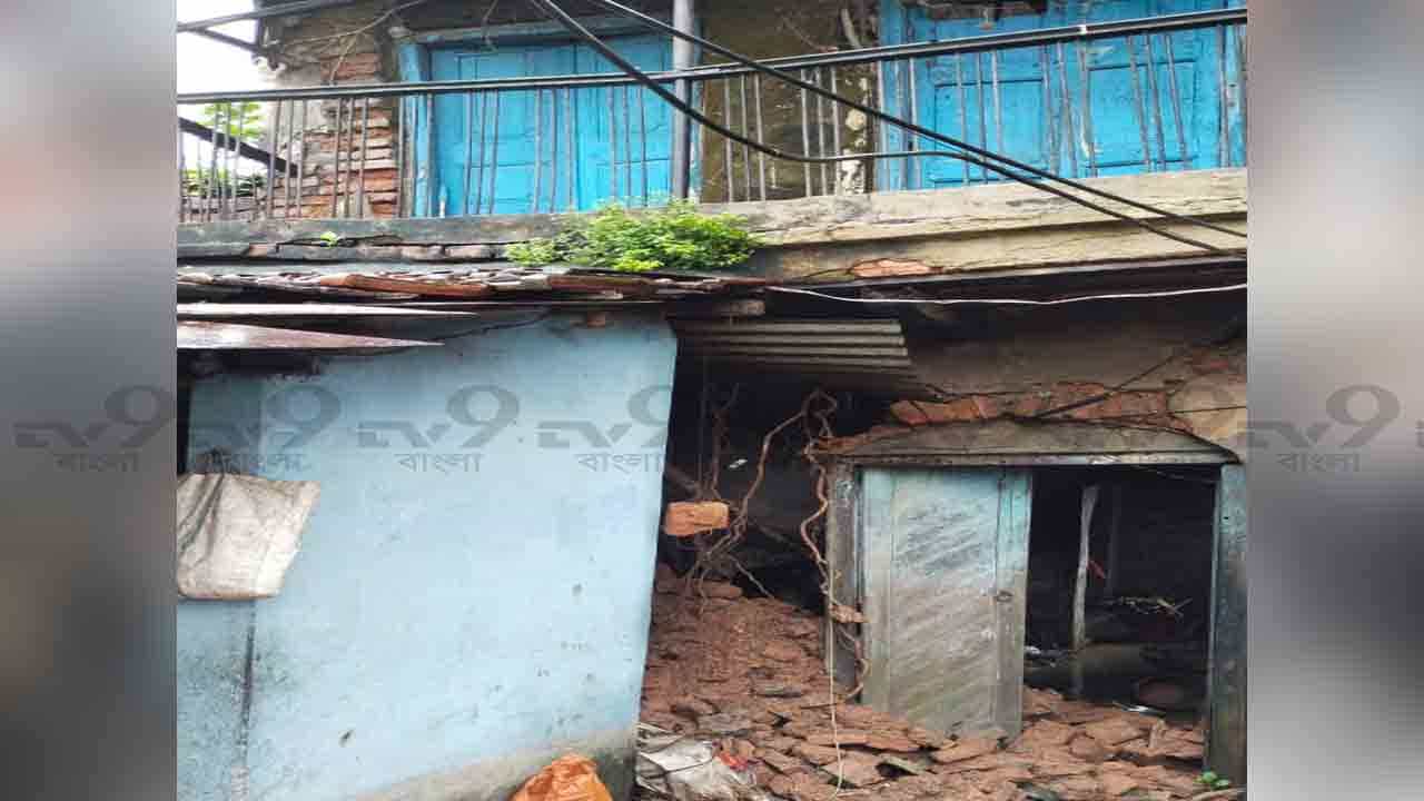 Building Collapse: রাতভর বৃষ্টি হতেই আবারও কলকাতায় হুড়মুড়িয়ে ভেঙে পড়ল পুরনো বাড়ি Building Collapse: রাতভর বৃষ্টি হতেই আবারও কলকাতায় হুড়মুড়িয়ে ভেঙে পড়ল পুরনো বাড়ি