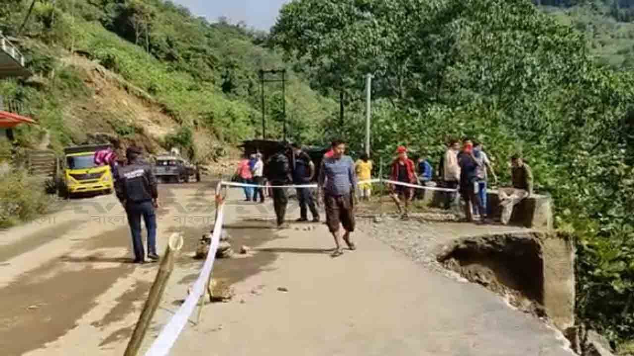 Landslide in Kalimpong: দুর্যোগ কাটলেও বিদ্যুৎ, পানীয় জলের কষ্ট পাহাড়ের বিভিন্ন জায়গায়