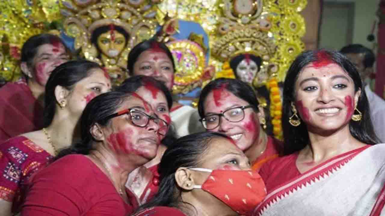 Bijaya Dashami 2021: চোখের জলে মাকে বিদায় পাওলির, সিঁদুর খেলায় খামতি রাখেননি অভিনেত্রী Bijaya Dashami 2021: চোখের জলে মাকে বিদায় পাওলির, সিঁদুর খেলায় খামতি রাখেননি অভিনেত্রী